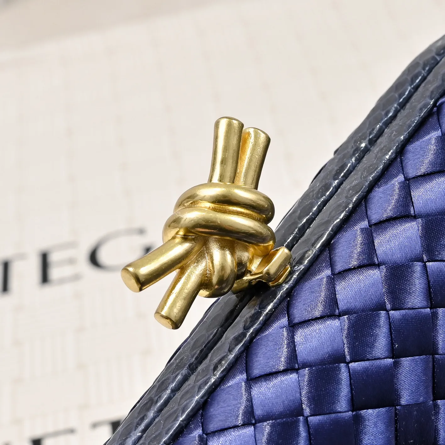 Batch 1460 #BV Knot woven evening bag series ~ Each bag reveals exquisite elegance💫Iconic classic silk weaving➕snake skin trimming with knot buckle, soft and delicate feel. The design is small and exquisite, low-key without logo, elegant and elegant. Paired with evening dress or cheongsam, it has the atmosphere of a famous and wealthy lady. Full of aura and invincible texture💃 Model: 7622 Dimensions: 20x12x5.5